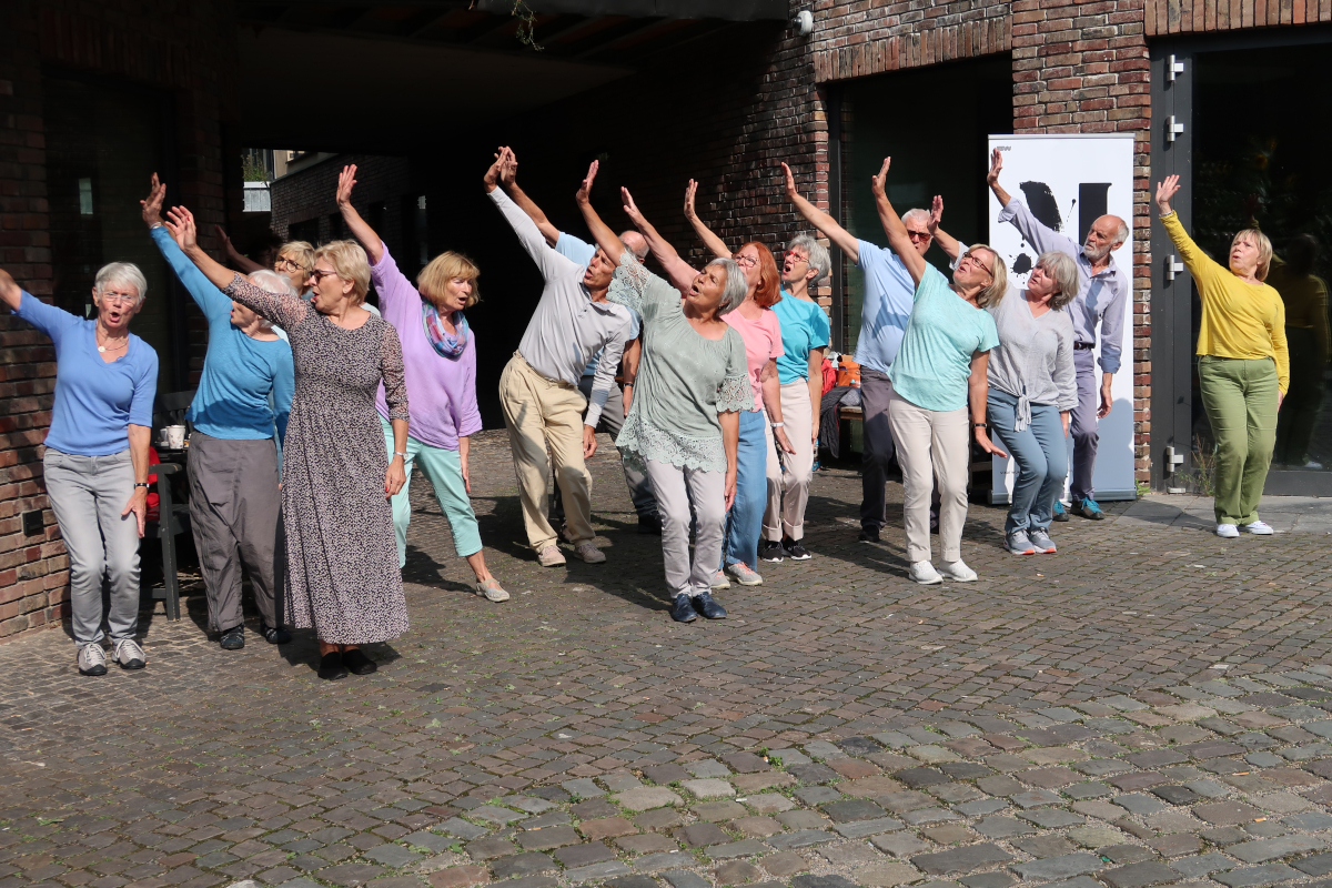 tanzcHor60+ Kleiner Auftritt "Das Viertel klingt"