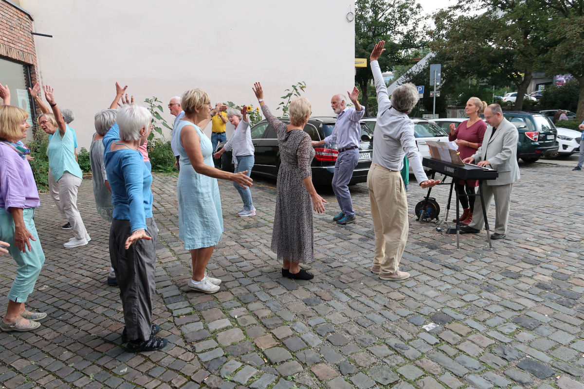 tanzcHor60+ Kleiner Auftritt "Das Viertel klingt"