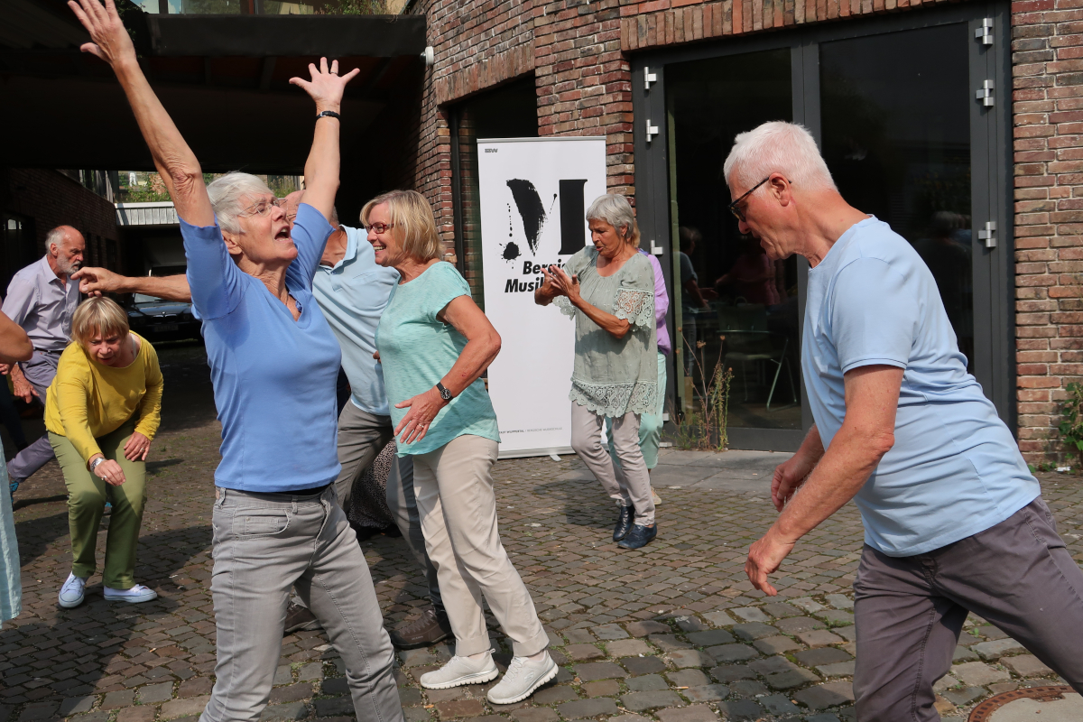 tanzcHor60+ Kleiner Auftritt "Das Viertel klingt"