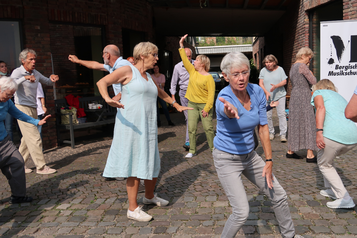 tanzcHor60+ Kleiner Auftritt "Das Viertel klingt"