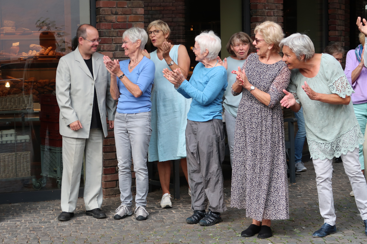 tanzcHor60+ Kleiner Auftritt "Das Viertel klingt"